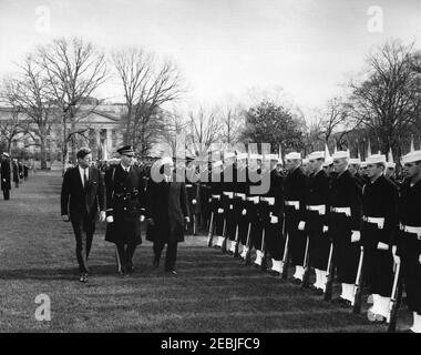 Ankunftszeremonie für Abdirashid Ali Shermarke, Premierminister der somalischen Republik, 11:45am Uhr. Präsident John F. Kennedy und Premierminister der Somalischen Republik, Dr. Abdirashid Ali Shermarke, überprüfen Ehrengarde-Truppen während der Ankunftszeremonien für Premierminister Shermarke; ein nicht identifizierter Kommandant der Truppen, geht mit Präsident Kennedy und dem Premierminister. South Lawn, White House, Washington, D.C. Stockfoto