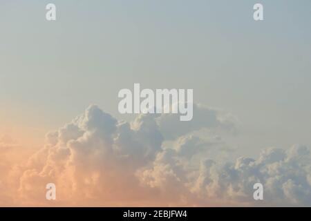 Sonnenuntergangszeit mit mehrfarbigen Wolken am Abendhimmel. Dramatischer Himmel mit bunten Wolken in der Dämmerung. Abendhimmel im Hintergrund. Stockfoto