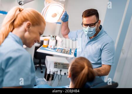 Frau, die Zähne beim Zahnarzt untersucht.Menschen, Medizin und Gesundheitskonzept Stockfoto