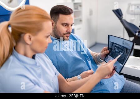 Frau Zahnarzt bei der Arbeit mit Patient.Dental Pflege, die Pflege der Zähne. Stockfoto