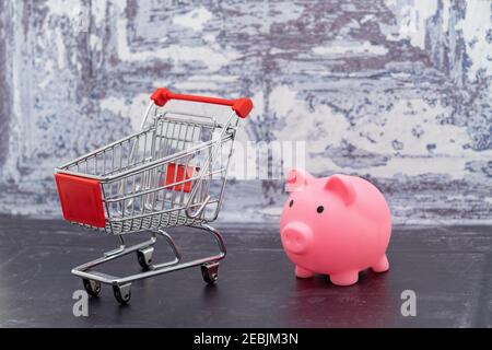 Ein Einkaufskorb und ein Sparschwein Stockfoto