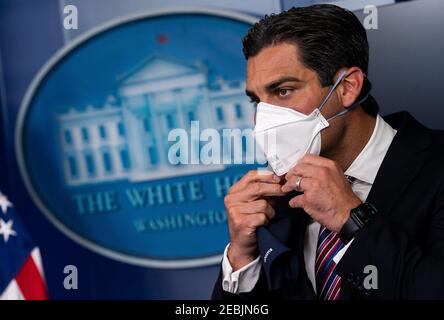 Der Bürgermeister von Miami, Francis Suarez, passt seine Maske an, während er im Anschluss an ein Treffen mit Präsident Biden während der täglichen Pressekonferenz im Weißen Haus in Washington, DC am Freitag, 12. Februar 2021, über den amerikanischen Rettungsplan spricht. Der amerikanische Rettungsplan ist ein $1,9 Billionen Konjunkturpaket, das zur Bekämpfung der wirtschaftlichen und gesundheitlichen Auswirkungen der COVID-19-Pandemie beitragen soll.Quelle: Kevin Dietsch/Pool via CNP /MediaPunch Stockfoto