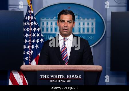 Der Bürgermeister von Miami, Francis Suarez, passt seine Maske an, während er im Anschluss an ein Treffen mit Präsident Biden während der täglichen Pressekonferenz im Weißen Haus in Washington, DC am Freitag, 12. Februar 2021, über den amerikanischen Rettungsplan spricht. Der amerikanische Rettungsplan ist ein $1,9 Billionen-Konjunkturpaket, das zur Bekämpfung der wirtschaftlichen und gesundheitlichen Auswirkungen der COVID-19-Pandemie beitragen soll. Quelle: Kevin Dietsch/Pool via CNP /MediaPunch Stockfoto