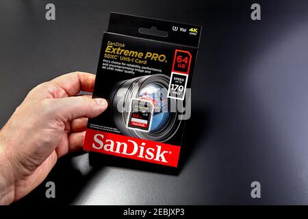 St. Petersburg, Russland – 9. Januar 2021: SanDisk Extreme pro 64GB SDXC-Speicherkarte bis zu 170MB/s, Klasse 10, U3, V30. Stockfoto