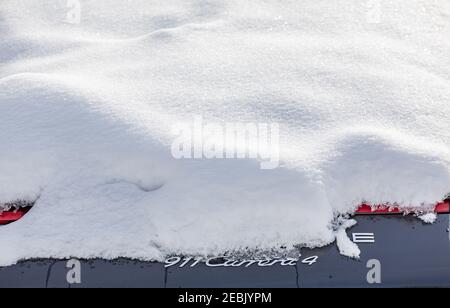 Nahaufnahme des hinteren Endes eines verschneiten Schnees Porsche Stockfoto