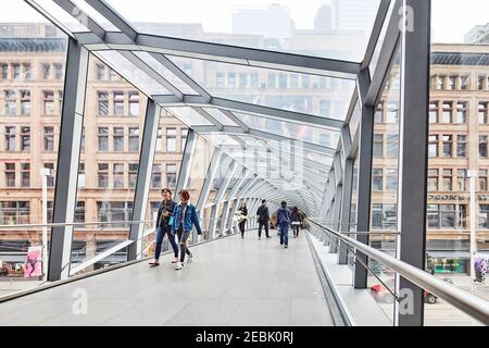 Toronto Eaton Centre und Fußgängerbrücke über Queen Street Stockfoto