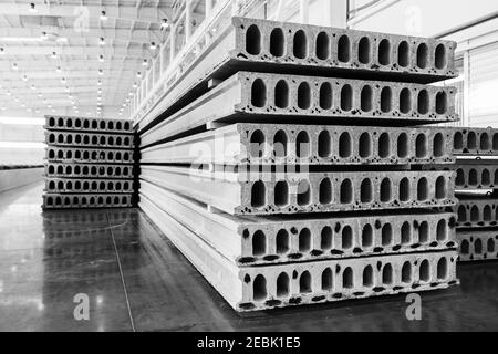 Stapel von vorgefertigten Stahlbeton Platten in einem Hausbau Werkshalle Stockfoto