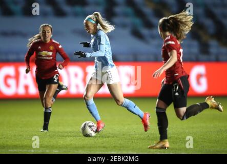 Chloe Kelly von Manchester City (Mitte) in Aktion während des FA Women's Super League-Spiels im Academy Stadium, Manchester. Bilddatum: Freitag, 12. Februar 2021. Stockfoto