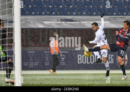 Schießen von Marco Sau (Benevento Calcio) während Bologna FC gegen Benevento Calcio, italienische Fußballserie A Spiel in Bologna, Italien. , . Februar 12 2021 (Foto: IPA/Sipa USA) Quelle: SIPA USA/Alamy Live News Stockfoto