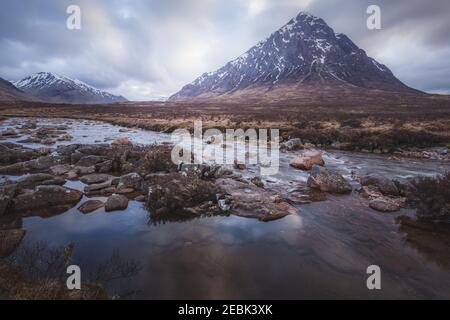 Moody Landschaft der ikonischen Buachaille Etiv Mor entlang des Flusses Coupall in Glencoe in den schottischen Highlands. Stockfoto