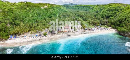 Herrliche Luftpanorama des tropischen Strandes am Ende des Gebirgstales mit Kokospalmen, Boote in blauem Wasser im Ocean Golf, unerkannte Menschen Stockfoto