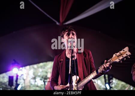 Ezra Furman und die Freunde treten live auf der iARENA Bühne auf der Ausgabe 10th (2015) des Latitude Festivals in Southwold, Suffolk Stockfoto