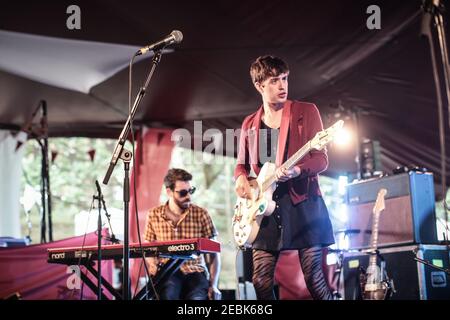 Ezra Furman und die Freunde treten live auf der iARENA Bühne auf der Ausgabe 10th (2015) des Latitude Festivals in Southwold, Suffolk Stockfoto