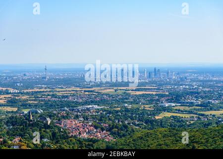 Schöne Luftaufnahme der europäischen Finanzzentrum-Stadt Frankfurt am Main vom Taunusgebirge (Berg Altkonig, Feldberg) von Konigstein Fa Stockfoto