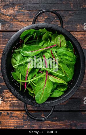 Frisches, rohes, gemischtes Gemüse, Spinat, mangold und Rucola. Dunkler Holzhintergrund. Draufsicht Stockfoto