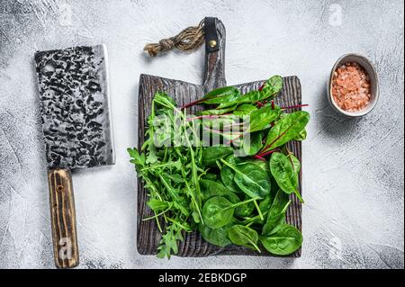 Frisches gemischtes Gemüse, Spinat, mangold und Rucola. Weißer Hintergrund. Draufsicht Stockfoto