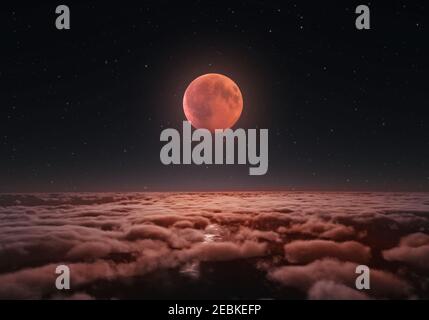 Längste totale Mondfinsternis, Blutmond über den Wolken 2018. Stockfoto