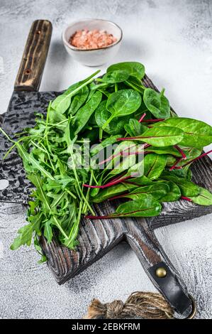 Frisches gemischtes Gemüse, Spinat, mangold und Rucola. Weißer Hintergrund. Draufsicht Stockfoto