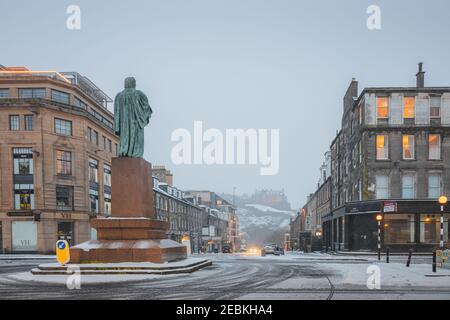 Edinburgh, Schottland - Februar 9 2021: Edinburgh Winter Schneesturm im Stadtzentrum an der Ecke George und Castle Street mit Edinburgh Castle i Stockfoto