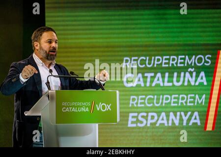 Barcelona, Spanien. Februar 2021, 12th. SANTIAGO ABASCAL, Präsident der VOX, spricht während des Wahlkampftreffens in Barcelona an Unterstützer.Quelle: Matthias Oesterle/Alamy Live News Stockfoto