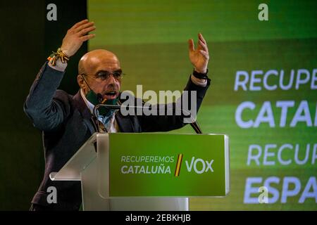 Barcelona, Spanien. Februar 2021, 12th. JORGE BUXADE, Sprecher der VOX, animiert die Anhänger am Ende des Wahlkampftreffens der Partei in Barcelona.Quelle: Matthias Oesterle/Alamy Live News Stockfoto