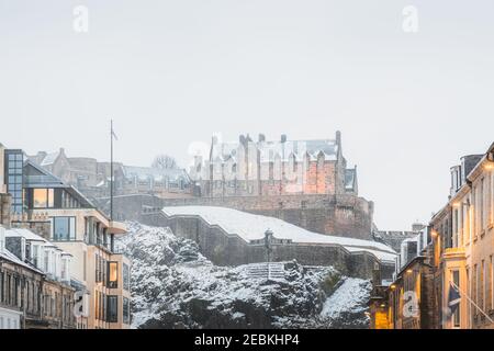 Edinburgh Castle von der Castle Street in New Town aus gesehen während eines Winterschneesturms im Stadtzentrum von Edinburgh, Schottland. Stockfoto