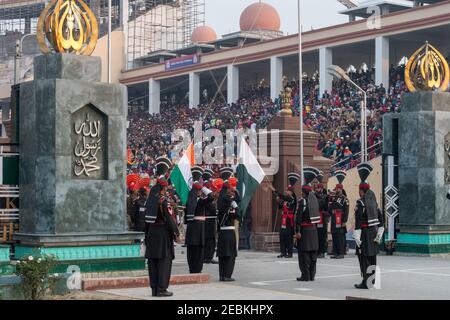 Die Absenkung der Flaggen-Zeremonie an der Wagah-Grenze, Punjab, Pakistan Stockfoto