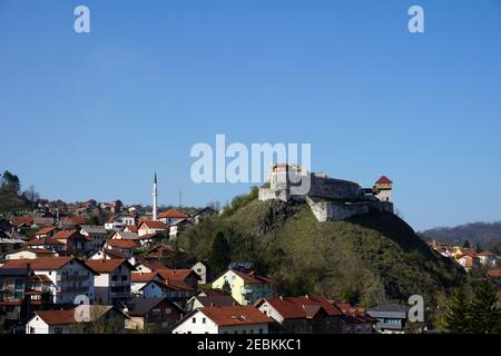 Doboj Festung, genannt Gradina. Es ist ein Steingebäude aus dem frühen 13th. Jahrhundert im Stadtzentrum Stockfoto