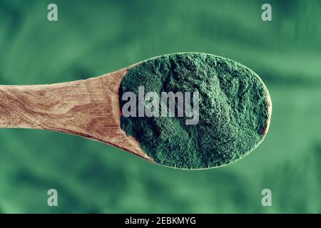Ein Löffel Spirulina Algenpulver, Draufsicht Stockfoto