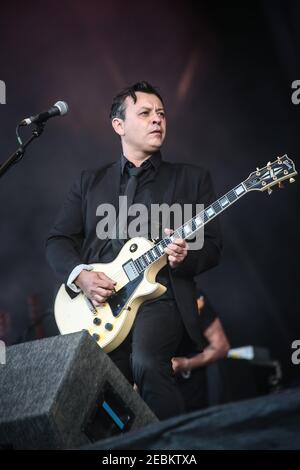 James Dean Bradfield von den Manic Street Preachers spielt live auf der Bühne bei der Ausgabe 10th (2015) des Latitude Festivals in Southwold, Suffolk Stockfoto