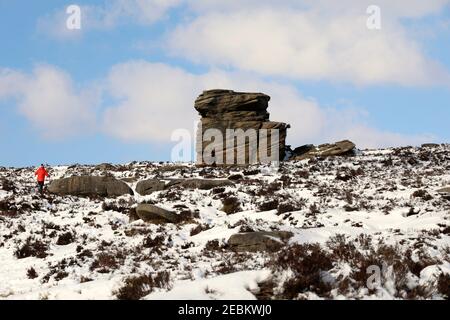 Winterspaziergang zum Gritstone Boulder von Mother Cap im Surprise View Im Peak District National Park Stockfoto