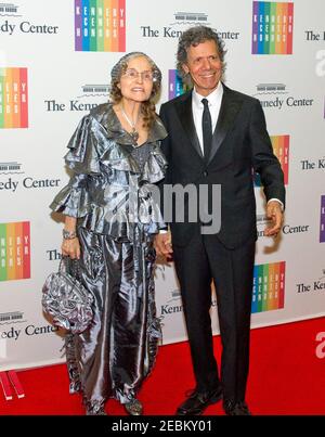 7. Dezember 2013, Washington, District of Columbia, USA: Chick Corea und seine Frau Gayle kommen zu dem formellen Artist's Dinner, das die Empfänger der Kennedy Center Honors 2013 ehrt, die am Samstag, den 7. Dezember 2013 vom US-Außenminister John F. Kerry im US-Außenministerium in Washington, D.C. veranstaltet wurden. Die 2013 Preisträger sind: opernsängerin Martina Arroyo; Pianist, Keyboarder, Bandleader und Komponist Herbie Hancock; Pianist, Sänger und Songwriter Billy Joel; Schauspielerin Shirley MacLaine; und Musiker und Songwriter Carlos Santana (Bild: © Ron Sachs/CNP via ZUMA Wire) Stockfoto