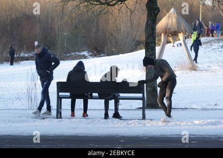Jugendliche treffen sich am 12. Februar 2021 im Vondelpark in Amsterdam, Niederlande, und genießen den Schnee am sonnigen Nachmittag. Der Niederländische Prime Mi Stockfoto