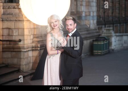 Chloe-Jasmine Wichello und Stevi Ritchie kommen auf dem roten Teppich an Für die Believe in Magic Charity Fundraiser Cinderella Ball bei Die Naturgeschichte Stockfoto