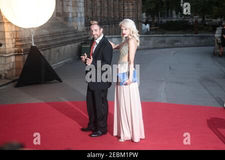 Chloe-Jasmine Wichello und Stevi Ritchie kommen auf dem roten Teppich an Für die Believe in Magic Charity Fundraiser Cinderella Ball bei Die Naturgeschichte Stockfoto