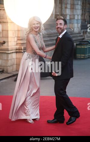 Chloe-Jasmine Wichello und Stevi Ritchie kommen auf dem roten Teppich an Für die Believe in Magic Charity Fundraiser Cinderella Ball bei Die Naturgeschichte Stockfoto