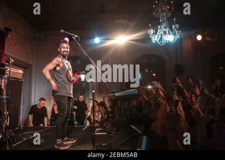 Nahko und Medicine für die Menschen, die ihren ersten UK-Gig in der Bush Hall in London spielen, den ersten von zwei ausverkauften Nächten Stockfoto