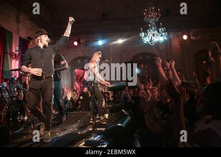 Nahko und Medicine für die Menschen, die ihren ersten UK-Gig in der Bush Hall in London spielen, den ersten von zwei ausverkauften Nächten Stockfoto