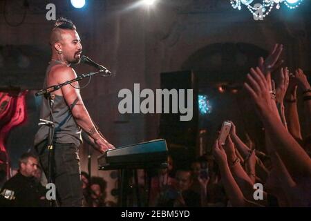 Nahko und Medicine für die Menschen, die ihren ersten UK-Gig in der Bush Hall in London spielen, den ersten von zwei ausverkauften Nächten Stockfoto