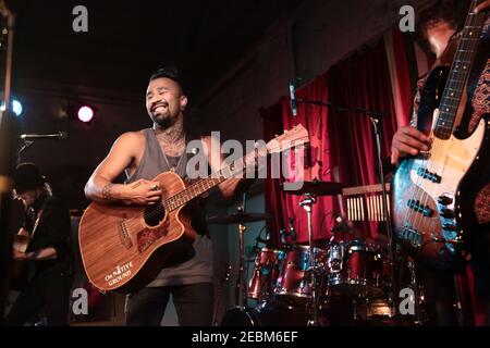 Nahko und Medicine für die Menschen, die ihren ersten UK-Gig in der Bush Hall in London spielen, den ersten von zwei ausverkauften Nächten Stockfoto