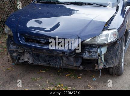 Nahaufnahme einer blau abgestürzten Autofront Stockfoto