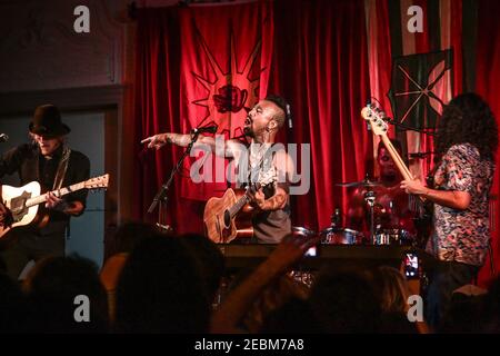 Nahko und Medicine für die Menschen, die ihren ersten UK-Gig in der Bush Hall in London spielen, den ersten von zwei ausverkauften Nächten Stockfoto