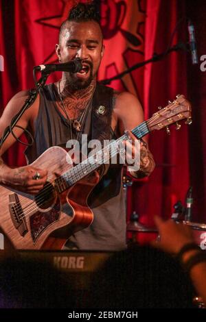 Nahko und Medicine für die Menschen, die ihren ersten UK-Gig in der Bush Hall in London spielen, den ersten von zwei ausverkauften Nächten Stockfoto