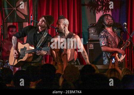 Nahko und Medicine für die Menschen, die ihren ersten UK-Gig in der Bush Hall in London spielen, den ersten von zwei ausverkauften Nächten Stockfoto