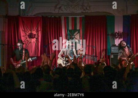 Nahko und Medicine für die Menschen, die ihren ersten UK-Gig in der Bush Hall in London spielen, den ersten von zwei ausverkauften Nächten Stockfoto