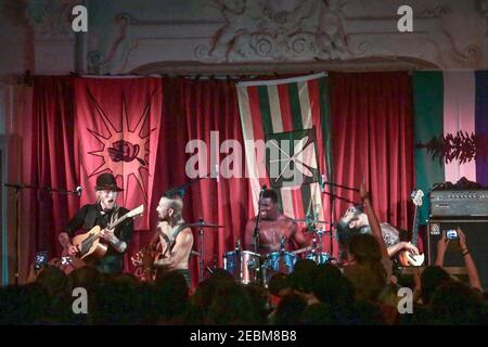 Nahko und Medicine für die Menschen, die ihren ersten UK-Gig in der Bush Hall in London spielen, den ersten von zwei ausverkauften Nächten Stockfoto