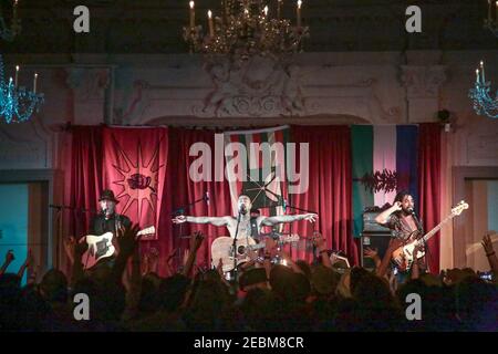 Nahko und Medicine für die Menschen, die ihren ersten UK-Gig in der Bush Hall in London spielen, den ersten von zwei ausverkauften Nächten Stockfoto