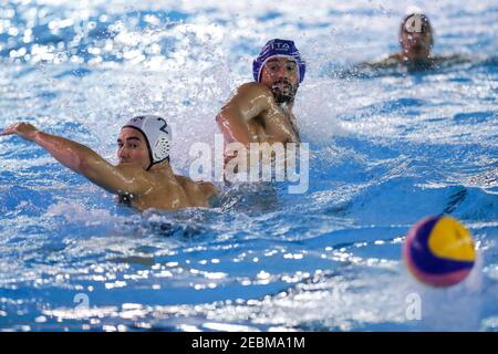 Rom, Italien. Februar 2021, 12th. Rom, Italien, Federal Center of Ostia, 12. Februar 2021, Johnathan Hooper (USA) gegen Nicholas Presciutti (Italien) während Frecciarossa Cup - Italien gegen USA - Wasserball Italienische Nationalmannschaft Credit: Luigi Mariani/LPS/ZUMA Wire/Alamy Live News Stockfoto