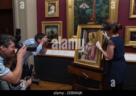 Pressefotografen fotografieren Sandro Botticellis Portrait of A Lady bekannt als Smeralda Bandinelli (c,1470-5) nach einer großen wissenschaftlichen Inves Stockfoto