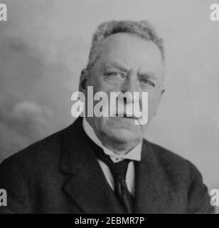 Monochromes Vintage-Studiofoto eines älteren kaukasischen Mannes aus der Zeit Edwardians. Stockfoto